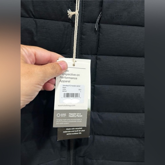 Vuori Men's Large Steadfast Full Zip Hooded Jacket Insulated Black NWT Down - Picture 8 of 8